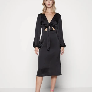 Satin klänning - En satinklänning använd vid ett tillfälle inga hål eller defekter