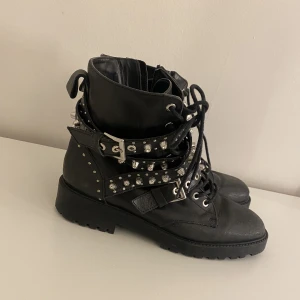 Zara boots - Väldigt snygga boots från zara. Väldigt populära å har knappt några defekter! Passar perfekt nu till hösten❤️ hör av er om några frågor! Frakt tillkommer.