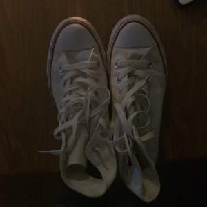 Säljer mina vita converse skor i nyskick!