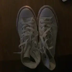 Säljer mina vita converse skor i nyskick!