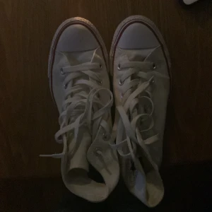 Skor - Säljer mina vita converse skor i nyskick!