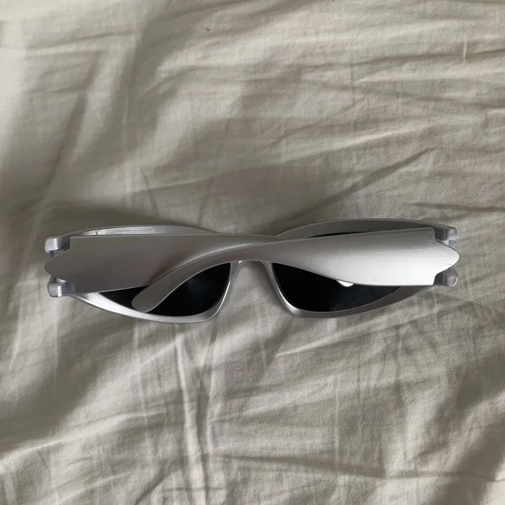 Silvriga solglasögon från Subdued. Aldrig använda. Säljer för 30 kr eller få dom helt gratis när du köper en valfri vara från min profil! Skriv till mig om du vill ha dom på köpet så skickar jag med dom i samma paket. 🩶. Accessoarer.