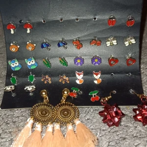 Örhängen - 17 par gulliga örhängen med lute olika teman. Alldrig använda💗