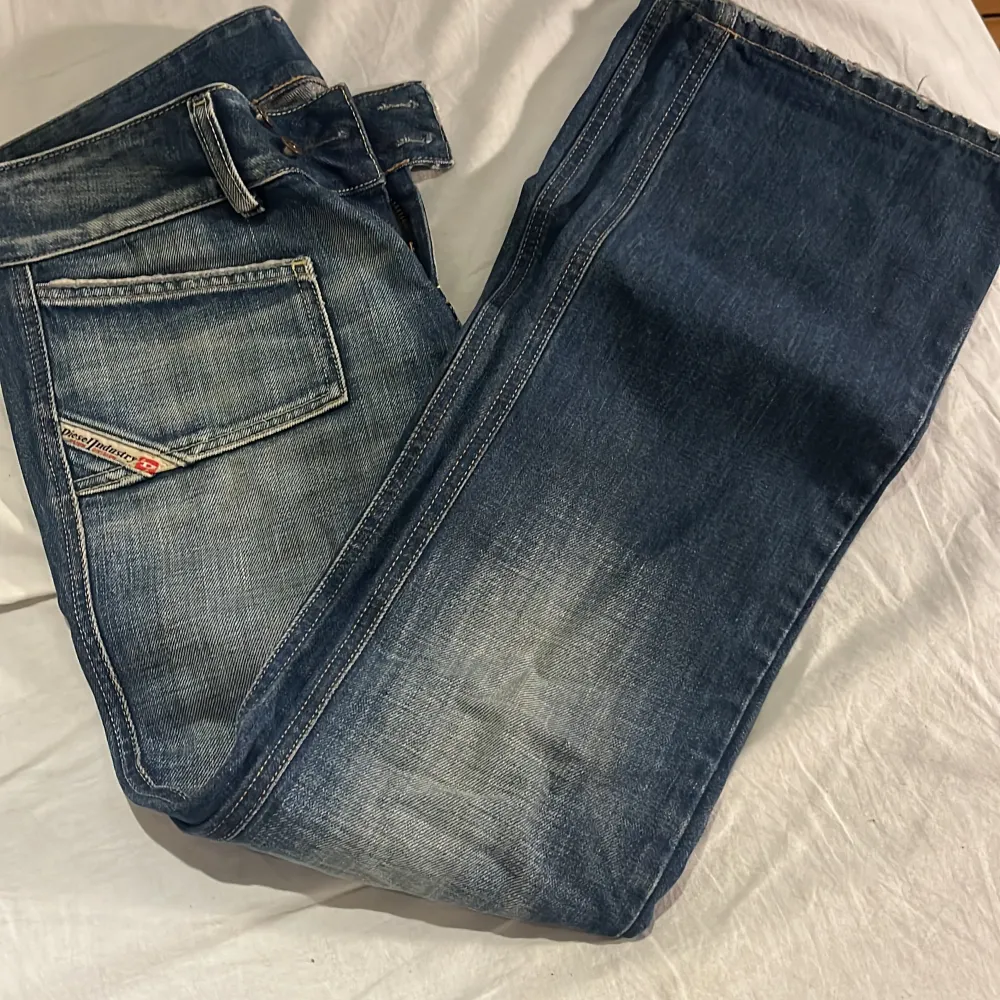 Diesel jeans me synliga fickor fram. Aldrig använda. Står strl 27 men är mer som 25. Möts helst upp . Priset kan diskuteras . Jeans & Byxor.