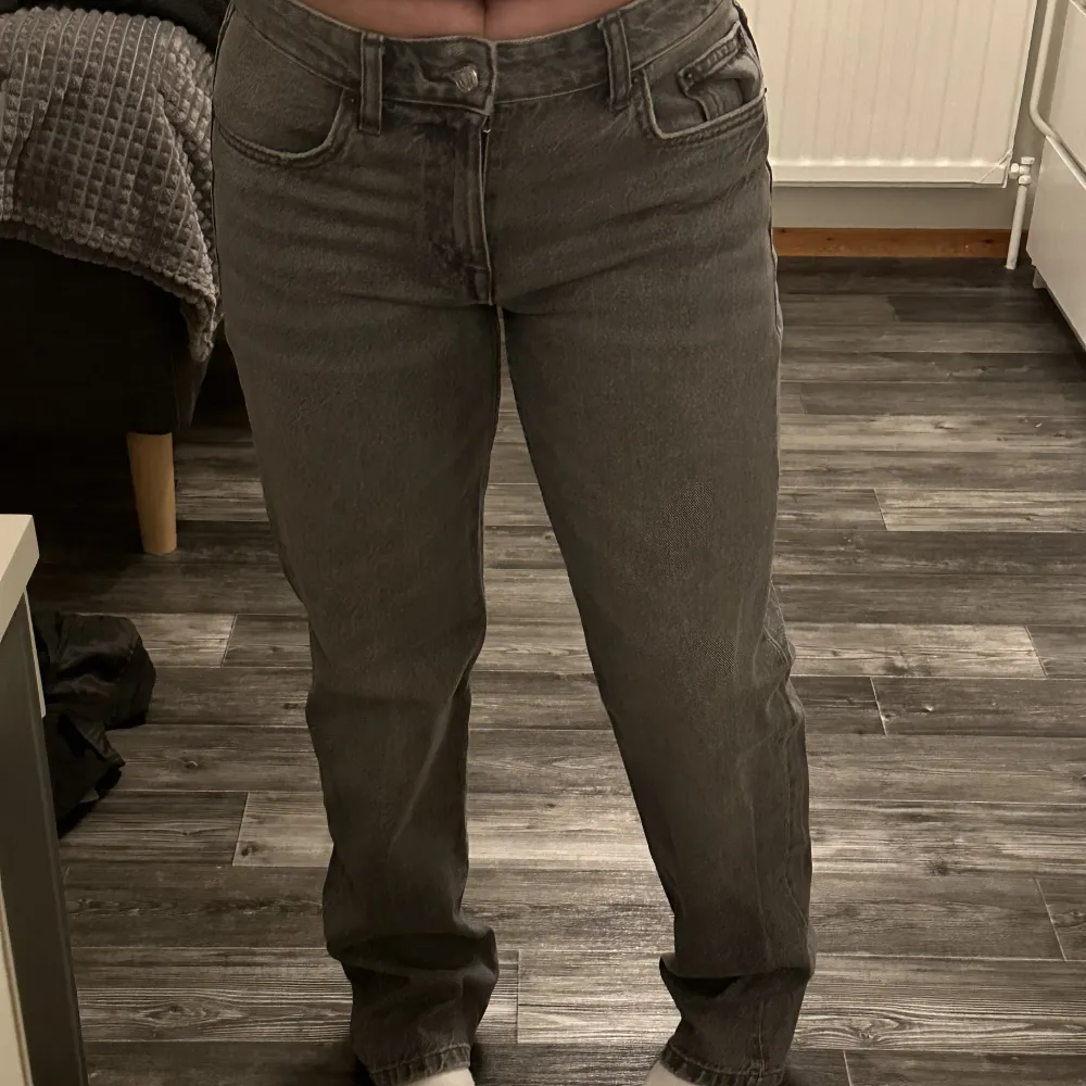 Jag säljer ett par grå jeans som jag bara använt en gång🤍. Jeans & Byxor.