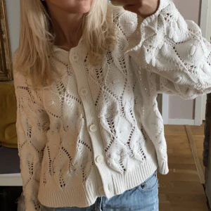 Stickad kofta - Super söt stickad kofta💞💞 storlek xl men skulle säga att den är mindre i storleken då den sitter lite oversized på mig som brukar ha 