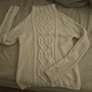 Stickad tröja - Säljer denna vita stickade tröjan från Lindex! Storleken är i xs och ej använd. Den är rätt så tjock och varm. 