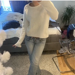 Stickad tröja💞 - Lånade bilder🤗 Säljer denna vita stickade tröja från minimum❤️‍🔥 Fint skick men sticks lite, om man är känslig så kan man ha en t-shirt under💕 XS💖