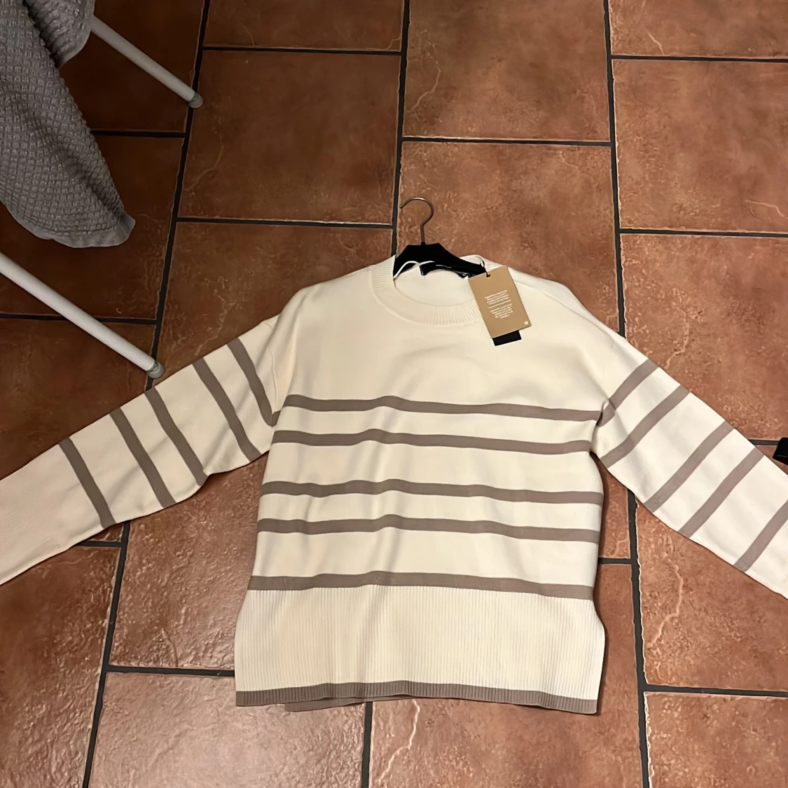 Oanvänd tröja  - 90