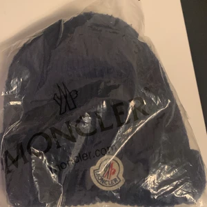 Moncler mössa - RÉP passar inte mitt huvud så säljer den
