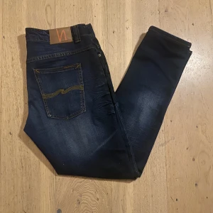 Nudie jeans - Ett par feta nudie jeans i utmärkt skick. De kostar 1500kr nypris vårat pris 449kr. Skick 8/10