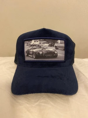 Mörkblå emilio pendenza keps - Mörkblå emilio pendenza keps, endast använd ett fåtal gånger och den är i väldigt fint skick. Köparen står för frakt