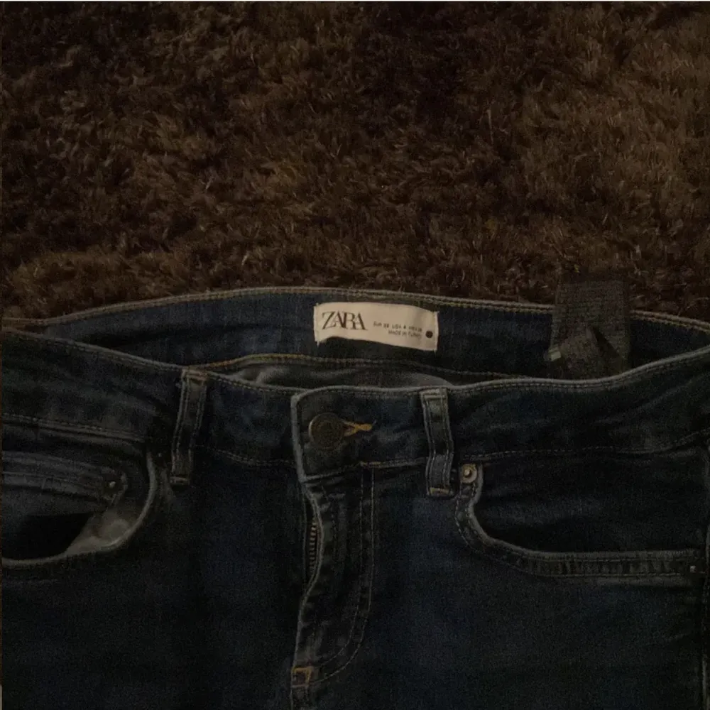 Lågmidjade bootcut jeans från Zara den vanliga populära modellen! Kommer aldrig till användning och har använts fåtal gånger 🥰. Jeans & Byxor.