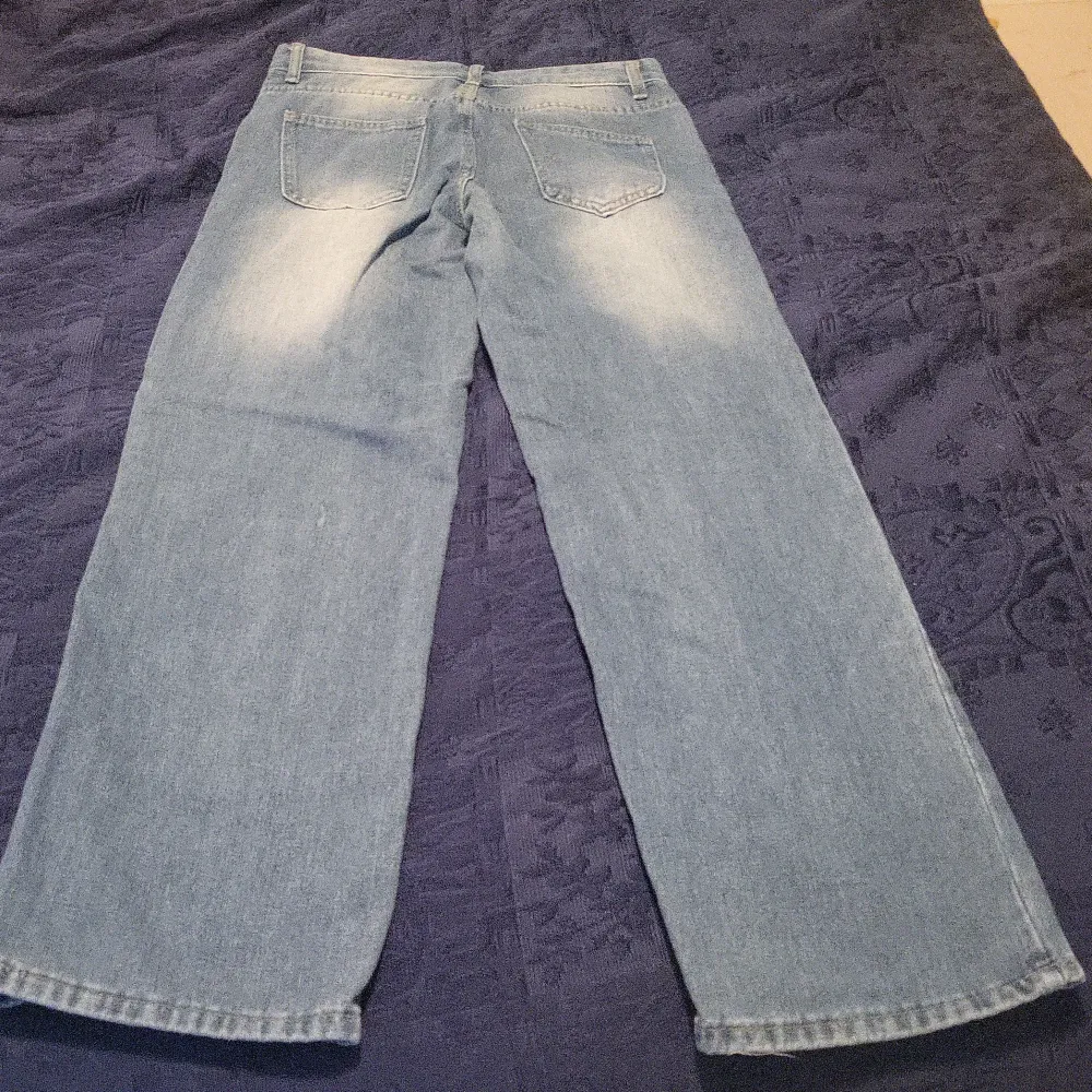 Jeans i storlek 36 (det finns L i lapoan ment stoler på mig). Jag har använt dem bara ett par gånger sedan de är for små (jag är en 38). Jeans & Byxor.