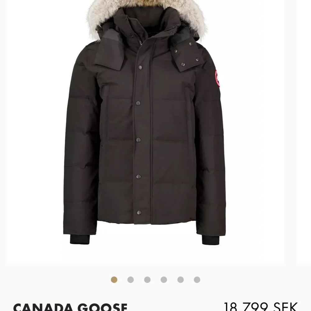 Säljer min brors Canada Goose jacka. Den kemtvättades nyligen. Jättefin, jätte varm, gosig och bra skick. Nypris idag ligger på 18 000.  men vi säljer den för 10 000. Kvittot finns kvar, även boxen och tags till den finns. . Jackor.