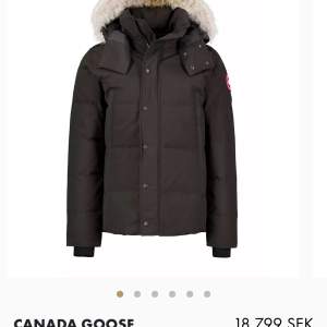 Säljer min brors Canada Goose jacka. Den kemtvättades nyligen. Jättefin, jätte varm, gosig och bra skick. Nypris idag ligger på 18 000.  men vi säljer den för 10 000. Kvittot finns kvar, även boxen och tags till den finns. 