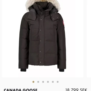  Canada Goose Wyndham Parka  - Säljer min brors Canada Goose jacka. Den kemtvättades nyligen. Jättefin, jätte varm, gosig och bra skick. Nypris idag ligger på 18 000.  men vi säljer den för 10 000. Kvittot finns kvar, även boxen och tags till den finns. 