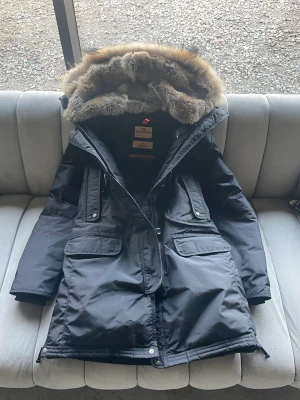 Parajumper svart  - Sorlek L pris kan diskuteras. Bra skicka bara lite färg på de men inte så synlig.