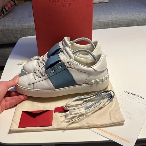 Valentinos  - Tja säljer ett par snygga Valentino open skor i färgen turkås/blå. Dom är i fint skick förutom att de finns lite smådefekter. Nypris 7300, mitt pris 1999, tillkommer Orginal box, dustbag, två valentio kort, nya snören samt kvitto. Skriv vid funderingar. 