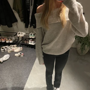 Off shoulder tröja - Säljer denna snygga off shoulder tröjan från hm. Den är väldigt snygg trots det har den inte kommit till så mycket användning💕storlek xs men skulle säga passar upp till M.