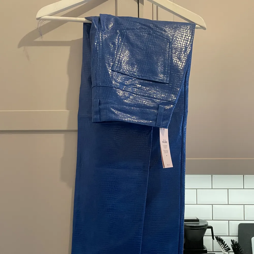 Såå snyggt kostym set i klar blå köpt på asos ( Nly trend ) oversize modell på kavaj strl 36 OBS 34 i byxorna.. Kostymer.