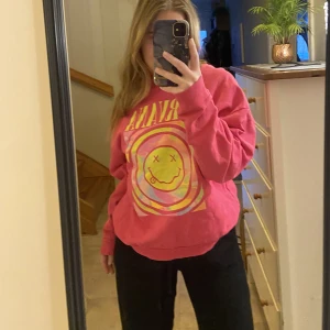 Rosa collagetröja med nirvanatryck - Inte använt mycket alls trots att det är sjuk kvalitet på tröjan, 100% bomull. Trycket är inte nött utan som nytt. Superskön och går att matcha hur man vill. Tips är att ha resten helsvart men någon mer rosa assessor, men funkar hur du vill!!