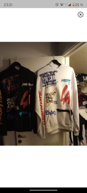 2 black Squad hoddies  - Säljer mina black Squad hoddies. Den svarat har används 5 gånger och den.vita 1. Köparen står för frakten 