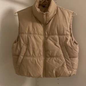  Beige väst  - En beige puffig väst nästan helt oanvänd frakt ingår ej