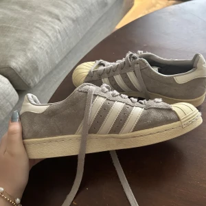 Adidas sneakers  - Gamla adidas sneakers som jag knappt använt. Köpta för några år sedan. Nypris ca 1200kr. Säljer för 400kr priset kan diskuteras 