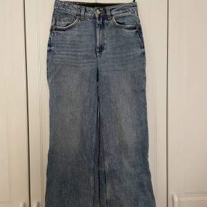 Blåa vida jeans från Monki i storlek 24☺️