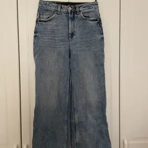 Blåa vida jeans från Monki i storlek 24☺️