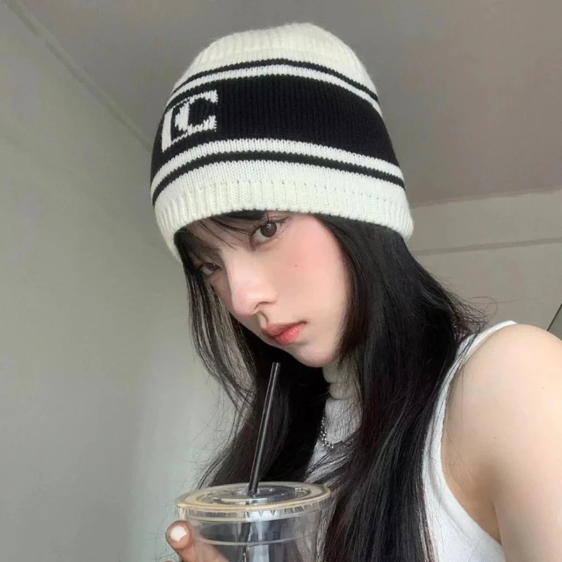 Snygg svartvit mössa