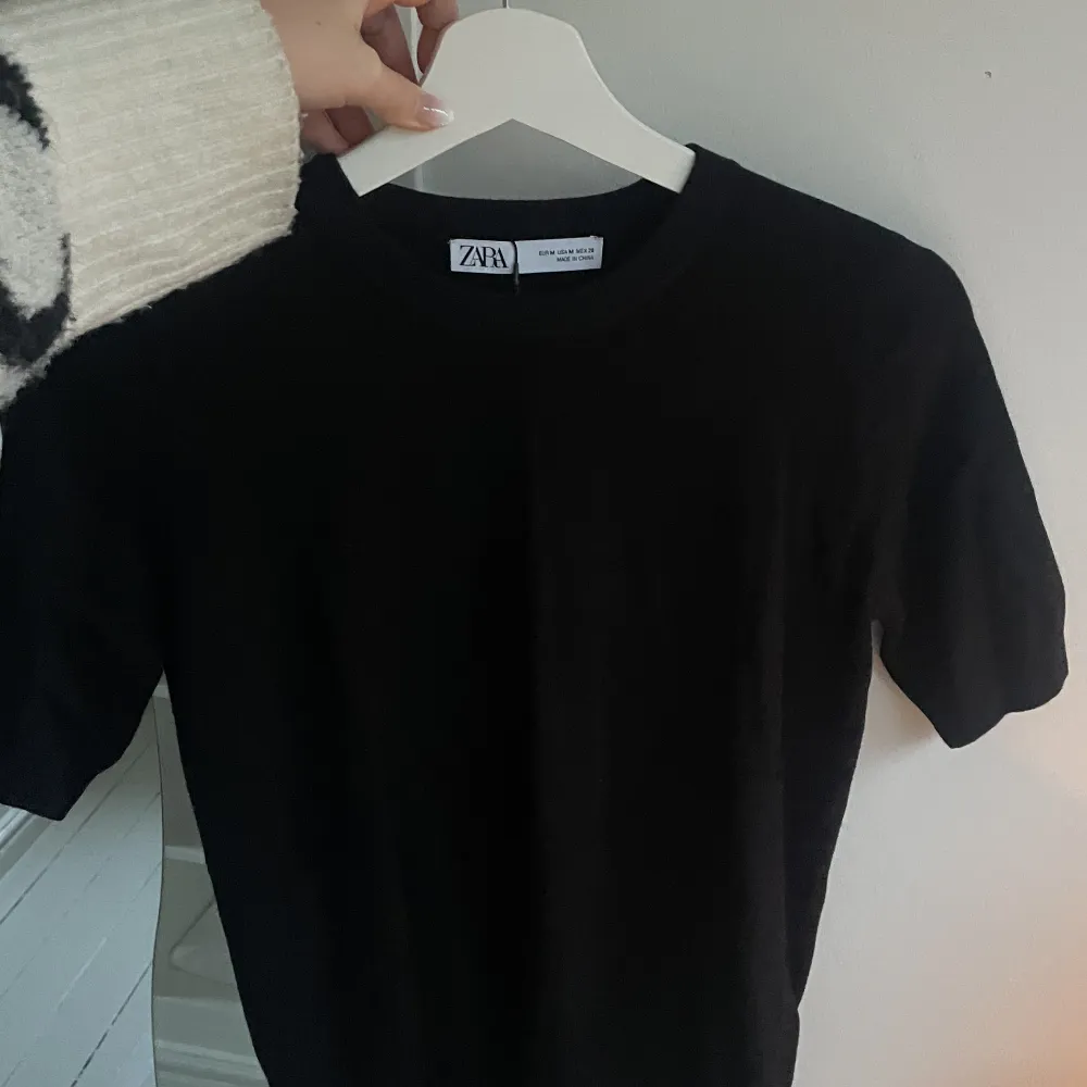 Säljer stickade tshirten från Zara på andra bilden fast i svart, aldrig använd. Är liten i storleken. Stickat.