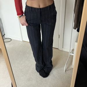 Lågmidjade randiga kostymbyxor  - As mjuka och sköna kostymbyxor, mid/lowwaist, modell Fiona Är uppsydda och lite långa på mig (163cm)  Toppen skick, knappt använda  Skriv för fler bilder!!