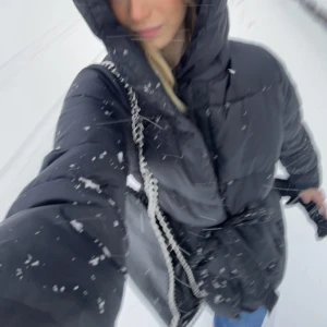 Tiamo väska!! - Säljer min svarta Tiamo väska, som tyvärr inte kommer till användning längre. Men så fin🥰helt ny skick, användt endast få tall gånger🥰jag köpte den på scorett för 599kr, jag säljer den för 299kr!! Storlek L på väskan. Med en silvrig kedja runt om.