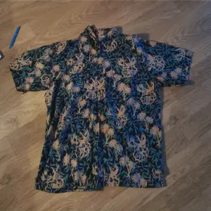 Vintage Skjorta. Axelbredd = 53 cm, Längd = 76 cm. Kontakta mig vid övriga frågor :) 