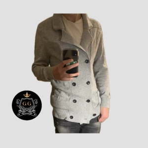 Stickad cardigan  - Grå stickad cardigan i riktigt bra skick. Kille på bild 176 cm passar perfekt. Storlek xs men passar S. 