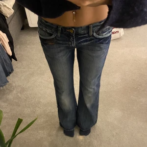 Lågmidjade bootcut jeans - Lågmidjade bootcut jeans. Midjemått: 78cm innerbensmått: 81cm. Jag är ca 167cm.