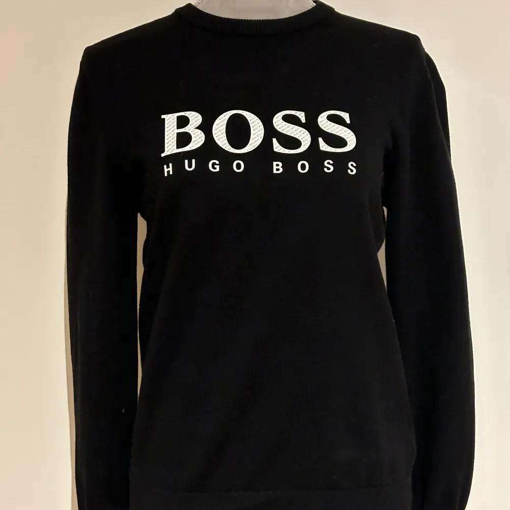 Jag säljer denna Hugo boss tröja som knappt är använd och är i fint skick. Jag köpte den för 1000 kr och säljer den för 300kr . Tröjor & Koftor.