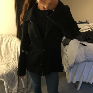 Kappa - Svart kappa från Vero moda i storlek L men passar s-m! Superfin och inga defekter. Säljer pga för mycket jackor🩷