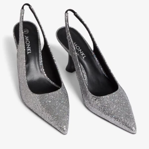 Monki glittriga klackar - Säljer dessa glittriga klackar från Monki, endast använda förra nyår. Storlek 39. Köparen står för frakten!