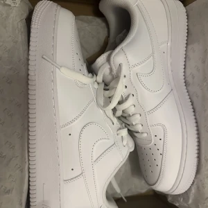 Skor Air force - Hej Jag ska sälja mina skor då jag har ångrat mig att jag köpte dom Har använts ett få tal gånger 