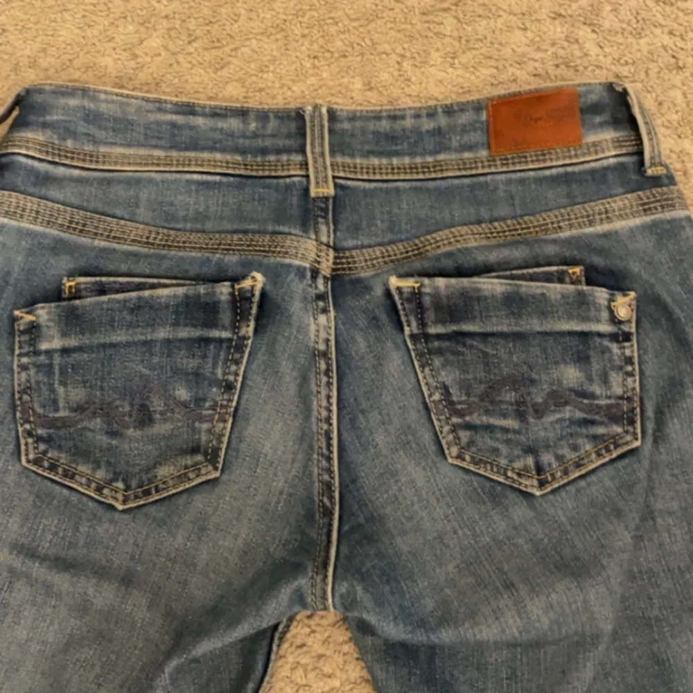 Pepe jeans. Köpte på Plick för 700 med prislapp, har använd de ett par gånger men gillar inte hur de sitter på mig. Jeans & Byxor.