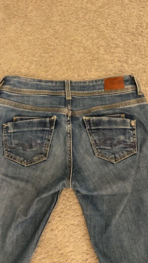 Pepe jeans - Pepe jeans. Köpte på Plick för 700 med prislapp, har använd de ett par gånger men gillar inte hur de sitter på mig. De är sydda lite mer lågmidjat men det var så när jag köpte de.