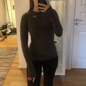 Långärmad gymshark träningströja S - Supersnygg och åtsittande träningströja från Gymshark storlek S. HELT OANVÄND då den är lite för tight för mina axlar. Passar XS-S 