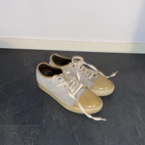 Lanvin - Säljer nu ett par riktigt snygga lanvins med glansig cap-toe. Skorna är i bra skick förutom några små skador på captoesen och en liten defekt på hälen. Säljs därför till ett mycket billigt pris. Hör av er vid intresse!