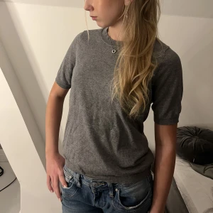 Finstickad tröja 2st!🩶🖤 - Finstickad t shirt från Lindex, i toppenskick! 