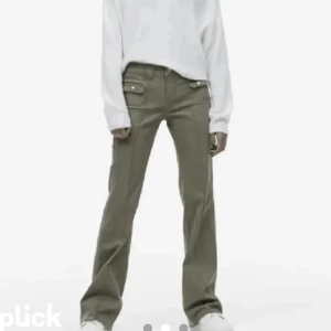 Gröna hm jeans - Säljer dessa trendiga slutsålda byxor från hm! (Inte mina bilder) 