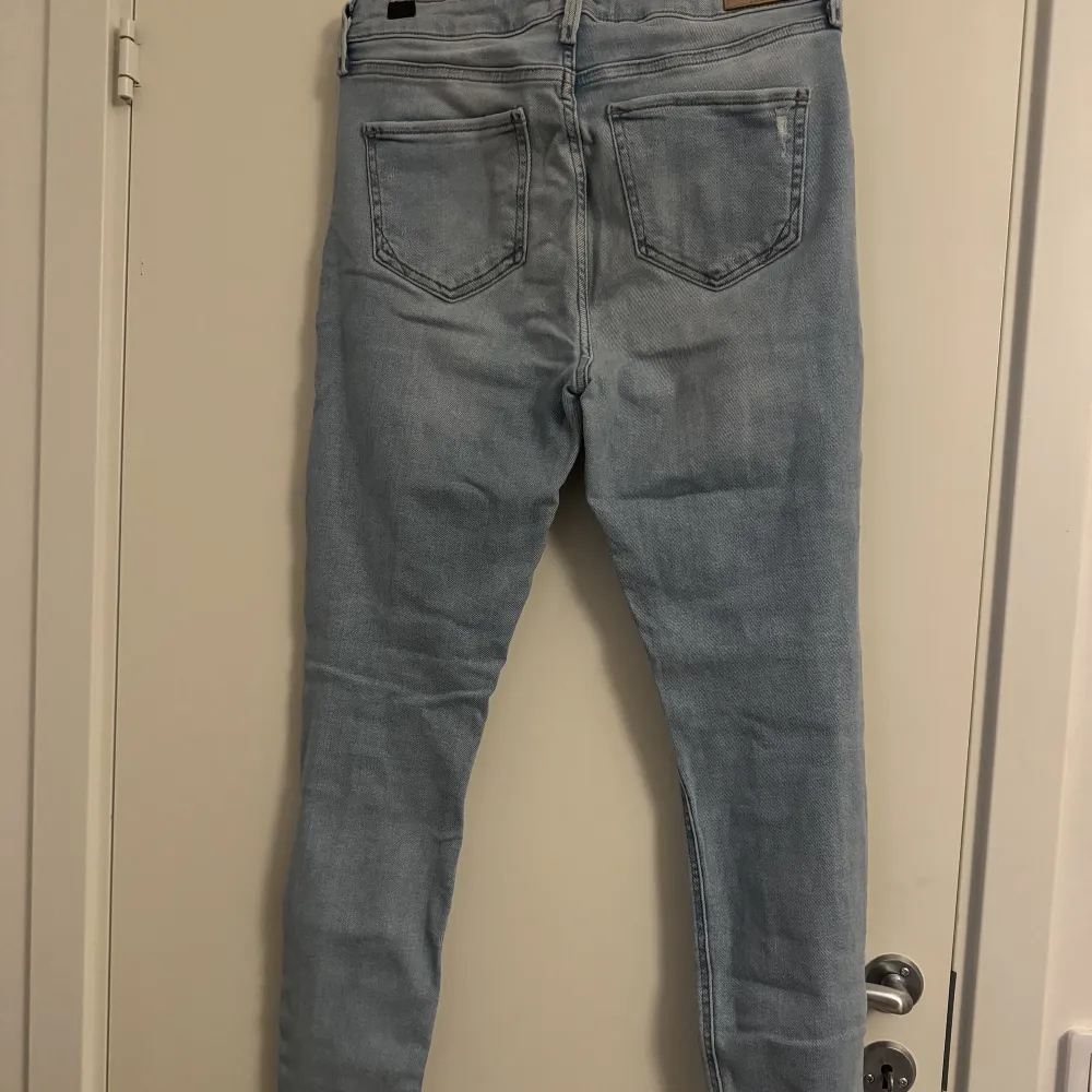Tighta jeans från River Island i storlek 14.. Jeans & Byxor.