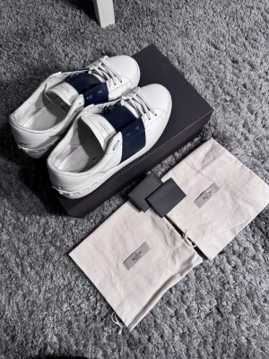 Valentino open  - Valentino open | storlek 41,5 passar 42,5 | färg : navy | skick 8/10 men finns liten missfärgning och ett skrap märke men annars suveränt skick | box,dustbags, kort och gamla snören tillkommer| pris 2500:- | kontakta oss gärna vid frågor eller funderingar